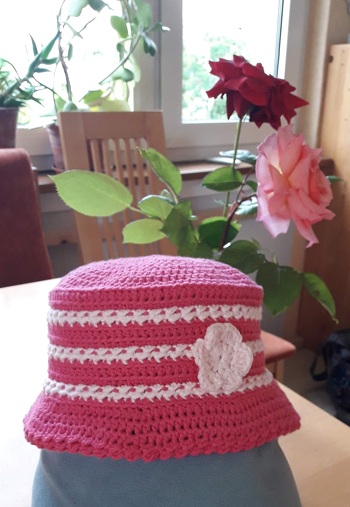 Das ist jetzt schon mein 2. Hut, ein Kindermodell. Es hat alles gut geklappt, die Anleitung ist super.