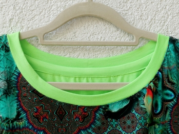 Hinten im Nacken habe ich zum ersten Mal einen Streberstreifen gemacht. Dabei wird praktisch die Naht im Nacken durch ein Stück Jersey abgedeckt. Das hat mir besonders gut gefallen. Das mache ich jetzt immer so.