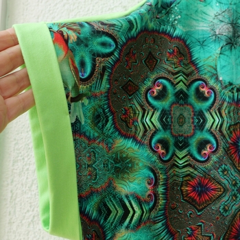 Und auch hier die schönen Ärmelumschläge. In Kontrastfarbe betont man sie als Ärmelabschluss nochmal mehr.