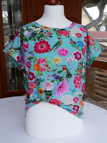 Das Schnitt vom Shirt ist mein neuer Lieblingsschnitt. Besonders die Ärmelumschläge gefallen mir. Es hat eine ganz leichte A-Form und es gibt 2 Saum-Varianten für unten: einmal vorne kürzer als hinten und einmal gerade. Wenn man weichen Jerseystoff hat, kann man es auch vorne Knoten. Es hat sich nach der Anleitung sehr gut nähen lassen. Allerdings ist die Anleitung für eine Overlock-Maschine geschrieben.