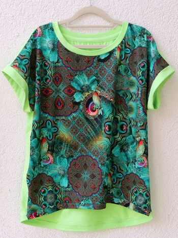 Das Shirt hat sich wunderbar nähen lassen. Hier habe ich zwei verschiedene Stoffe kombiniert. Gleiche Anleitung, unterschiedliche Optik.