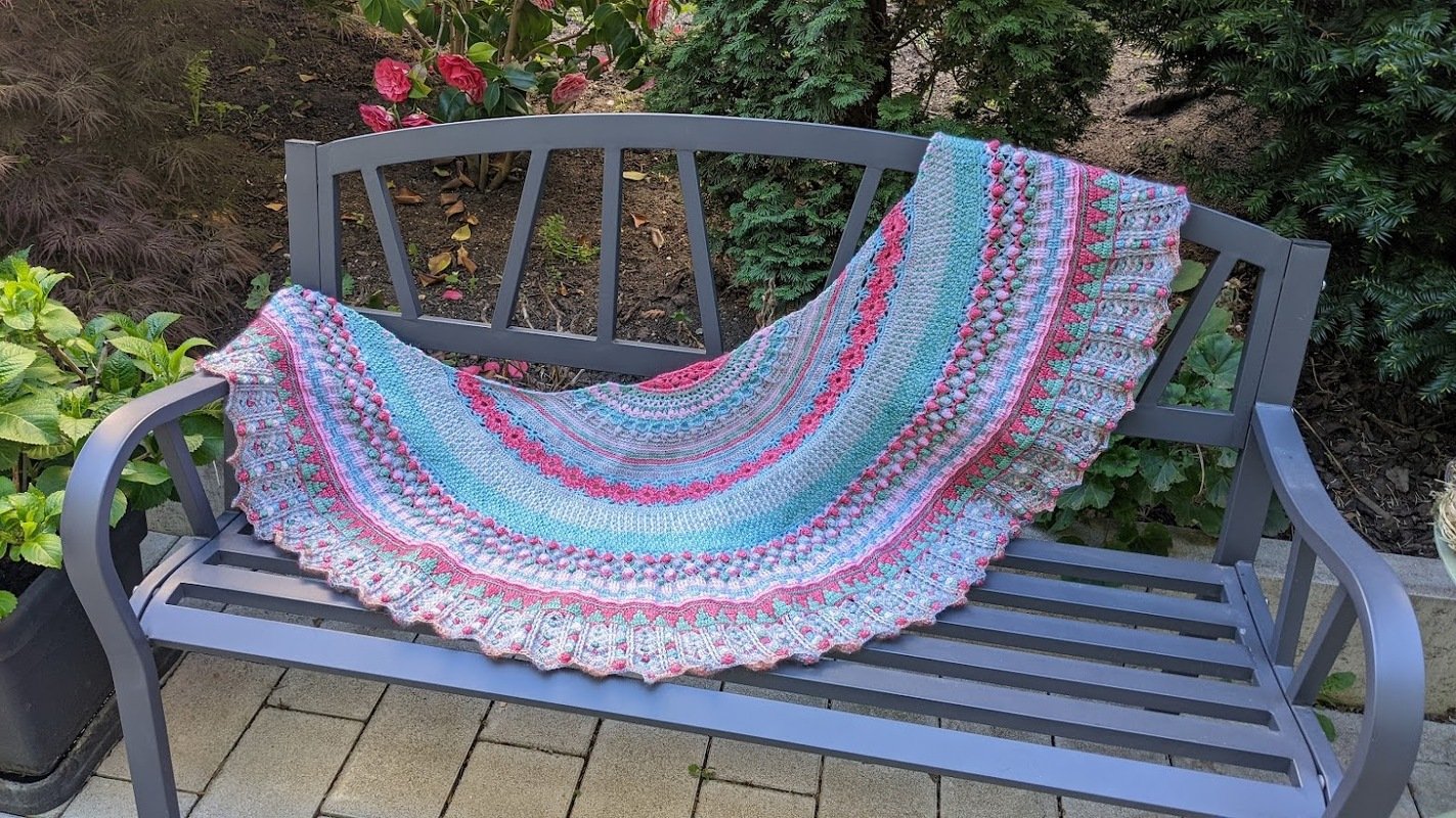 "Mali" - halbrundes abwechslungsreiches Häkeltuch