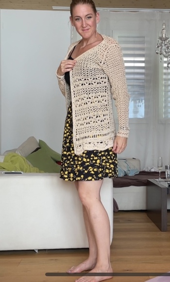 Ich hab mir Ärmel und Länge etwas angepasst und vorne noch etwas Muster zugefügt.
Die Anleitung ist super, dies war mein erstes je gehäkeltes Kleidungsstück, hab vorher nur mal ein Dreieckstuch gehäkelt, ansonsten kompletter Neuling.