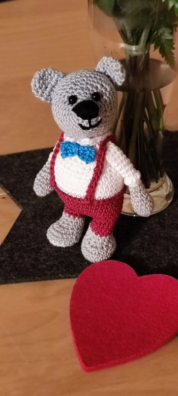 Ich bin selbst überrascht, wie niedlich das Bärchen ist. Die Anleitung ist super beschrieben, alles hat auf Anhieb geklappt.