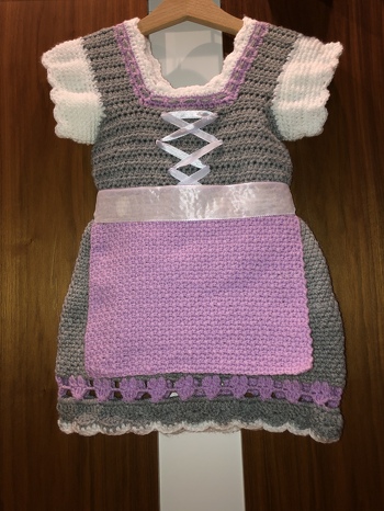 Richtig schicke Anleitung.
Allerdings hat dies mit dem textilkleber und der Schürze bei mir nicht so toll funktioniert.