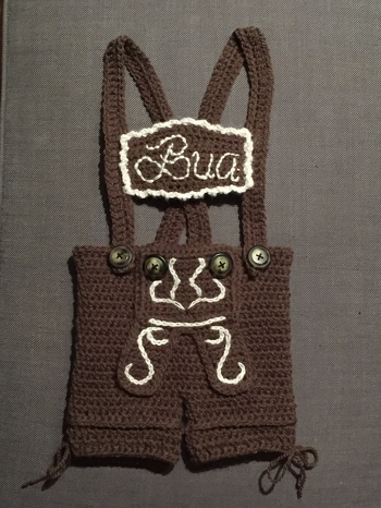 Super Anleitung, sehr leicht zu verstehen! Die Lederhose habe ich an einem Tag gemacht. Ich freu mich schon sehr darauf, sie meinem noch nicht geborenen Sohn anzuziehen! :)