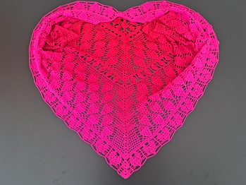 Sehr professionelle Anleitung, die gut zu verstehen ist. Habe das Hayat in Rot-Pink-Verlauf gehäkelt.