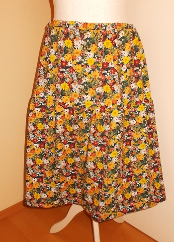 Mit der Anleitung habe ich diesen Rock ganz nach meinem Geschmack nähen können. Der untere Teil lässt sich ganz einfach nach Wunsch verlängern. Ich habe dafür nur einen Stoff mit 1,50 x 1 m gebraucht. Ein tolles Modell, das sich sicher noch öfter nähen werde.