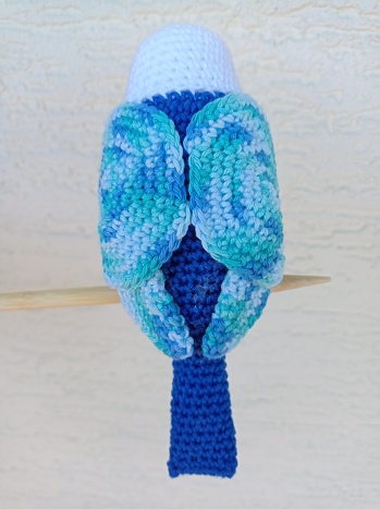 Mein 1. Piepmatz ist gelungen, würde ich sagen. Leicht nachzuarbeiten. Habe mir die Arbeit etwas leichter gemacht und die Flügel nicht angenäht, sondern geklebt 😊. Für die Augenschattierung habe ich Lidschatten benutzt. Hat auf jeden Fall viel Spaß gemacht.