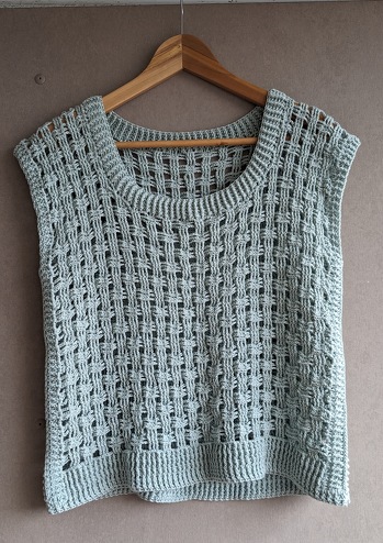 Es hat mir sehr viel Spaß gemacht, das Top zu häkeln.
Die Anleitung ist sehr gut zu verstehen. Vielen Dank!
Gehäkelt habe ich mit der Wolle Twister Solid (Farbe 122) von Hobbii.