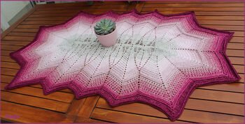 Schöner Tischläufer, der sich gut häkeln lässt, auch fernsehtauglich finde ich.