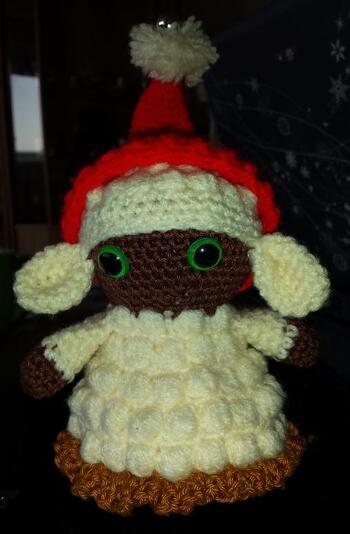 Das Weihnachtsschäfchen ist so süss geworden hab es an eine Freundin verschenkt die hat sich sehr gefreut, war schön zu Arbeiten hatte es mir schwierieger vorgestellt mit den Büschelmaschen aber ging ganz gut.