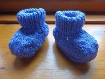 Probe-Stricken Bewertung:
Eine gut geschriebene, übersichtliche und ausreichend bebilderte Anleitung.
Als Wenigstrickerin musste ich schon zählen und mich konzentrieren, bin aber sehr gut mit der Anleitung und dem Muster klargekommen. Sehr netter Kontakt mit der Autorin.
So nebenbei habe ich noch das Abketten mit drei Nadeln gelernt.
Vielen Dank. liebe Petra!