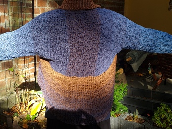 Diese Jacke besteht aus ca. 2300m 5fädigem Garn :)
Ich habe 2 identische Bobbel verwendet und sie in mehrere Teile geteilt, um die passenden Farbübergänge zu haben. (NS: 3.5, 4, 4.5) Es hat Spaß gemacht dieses Stück zu häkeln. Ich würde es für Anfänger nicht unbedingt empfehlen.