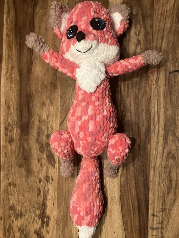 Ich konnte der Anleitung gut folgen. Mein Garn war sehr dick, daher sieht der Fuchs bei mir etwas anders aus. Trotzdem finde ich ihn sehr niedlich.
#Plüschtier #Fuchs #Spielzeug