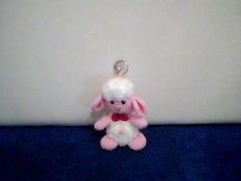 Das Schäfchen hat sich ganz gut häkeln lassen, auch mit der Fusselwolle bin ich klar gekommen. Die Anleitung war ja auch so ausführlich, da mußte es ja klappen.