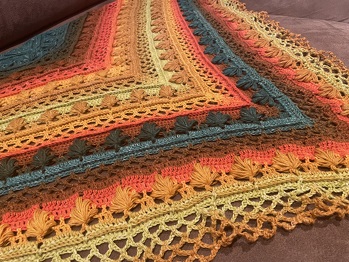 Aus Pro Lana 1-2-3 Ideen Garn 100% Baumwolle Farbnummer 32 gehäkelt. LL 315m/100gr, Verbrauch 340gr. mit Häkelnadel 3,5. Masse lange Seite 160cm, zur Spitze 78cm.