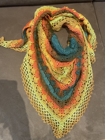 Aus Pro Lana 1-2-3 Ideen Garn 100% Baumwolle Farbnummer 32 gehäkelt. LL 315m/100gr, Verbrauch 340gr. mit Häkelnadel 3,5. Masse lange Seite 160cm, zur Spitze 78cm.