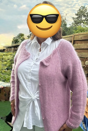 Super Anleitung. Die Jacke war schnell gestrickt. Meine Kollegin war von dem kuscheligen Gefühl meiner Jacke so begeistert, dass ich ihr in Gr. 36 die Jacke in der gleichen Farbe auch gestrickt habe.