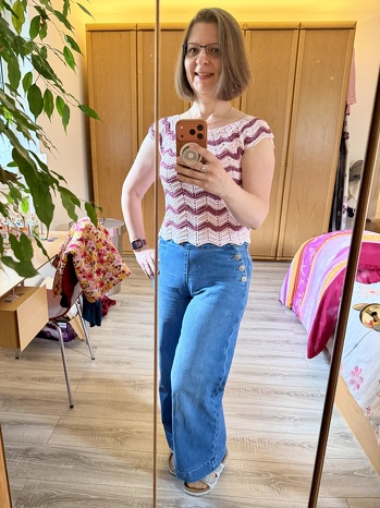 Nachdem mir meine eigentliche Größe zu knapp war, hab ich das Shirt mit einer zweiten Farbe „gestreckt“. Zum Glück hatte ich einen passenden Rest. So gefällt es mir aber sogar (fast) noch besser.
Mal abgesehen von der Größen Problematik kam ich sehr gut mit der Anleitung zu Recht. Es hat mir Spaß gemacht.
Ich hab schon einige Komplimente für das Shirt bekommen. Vielleicht mache ich es noch in einer weiteren Farbe.