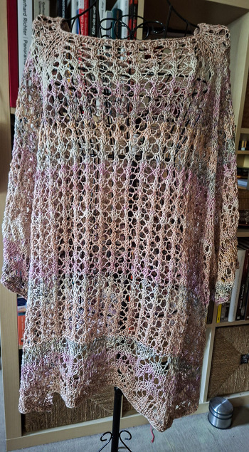 Das strickte sich quasi von alleine :-)
Ein paar kleine Veränderungen habe ich für mich vorgenommen: für den Halsausschnitt zur 80 M aufgenommen, wurde mir sonst zu weit. Und unterm Arm jeweils ein paar Maschen zusätzlich aufgenommen, sonst wäre mir der Raglan zu lang geworden. Tolles Muster, auch die Borte, bin sehr zufrieden mit meinem Ergebnis. Jetzt müsste es nur noch wärmer werden :-)