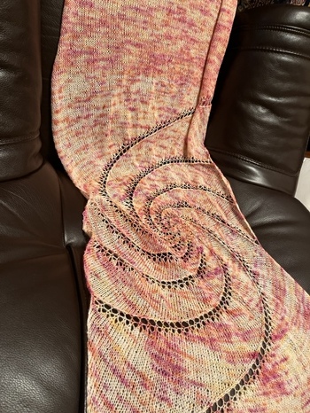 Die Strickanleitung ist gut verständlich. Habe die Stola mit Allora von Lana Grossa gestrickt, es ist eine sehr leichte Stola geworden