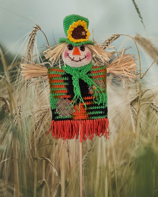 Dekostab Vogelscheuche Anton bunt oder mit Latzhose