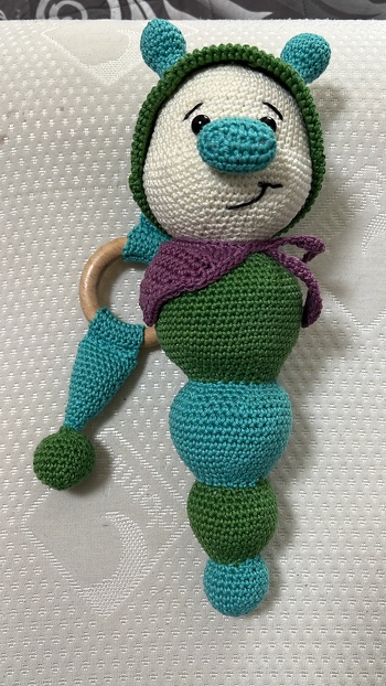 Das war mein erstes Amigurumi… es hat super geklappt, da die Anleitung nicht nur super geschrieben, sondern auch liebevoll gestaltet war!!! Es hat wahnsinnig viel Spaß gemacht, er zu häkeln! Vielen Dank dafür!!! 💐