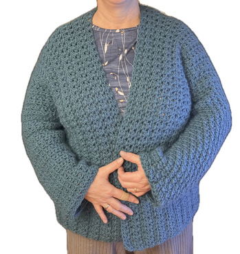 Jacke in Gr 48. Mit 10er Häkelnadel gearbeitet. 25 Knäul a 50 gr reine Wolle mit einer Lauflänge je 50 m. Sehr leichte Anleitung. Werde diese in verschiedenen Wollstärken definitiv nochmal arbeiten.