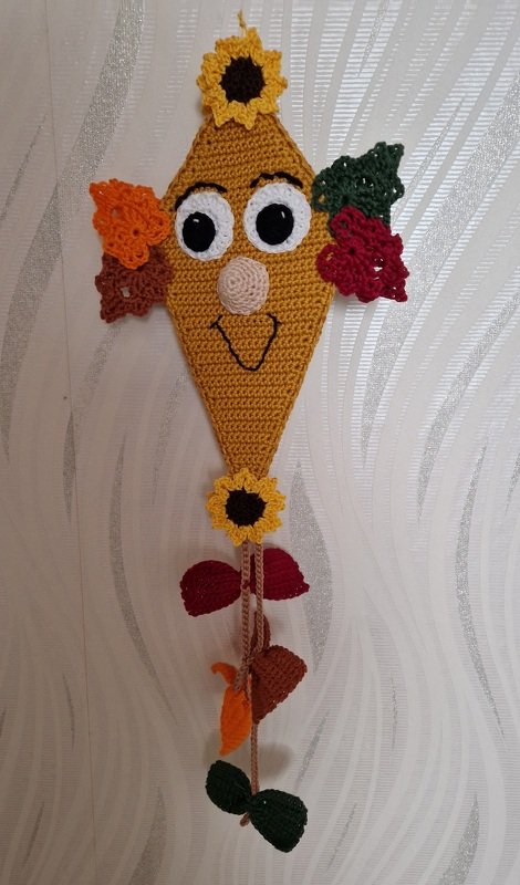 Autumn kite hanging decoration for doors &amp; walls - easy from scraps of yarn