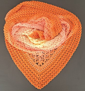 Perfekte Anleitung, wie immer bei Caro. Ich habe die große Variante gehäkelt, mit NS 3,5 und 3-fädigem Bobbel. Dafür habe ich ca. 1400 m gebraucht