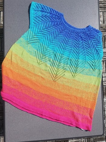 Ich durfte die Tunika Sommer-Laune in Größe 42 mit einer Länge von 70cm teststricken.
Mit nachträglich angestrickten I-Cord am Halsausschnitt sowie I-Cord am Ärmel- und Bundabschluß gearbeitet.
Es hat großen Spaß gemacht.