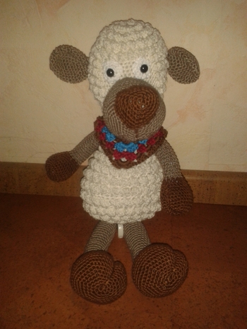 Hallo!
Danke für die super Anleitung, das ist mein Ergebnis. Ich habe eine Spieluhr in den Bauch eingehäkelt.
Liebe Grüße
Tina
P.S. Kann es sein dass die Runde 6 der Vorderpföten und Arme die Zahlen vertauscht sind?