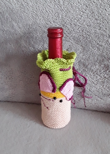 Die AL fuer die Tasche habe ich schon. Diese kleine Geschenkhuelle fuer eine Piccolo habe ich nach einem Foto gehaekelt.
Die Maeuseohren sind etwas zu gross dafuer, denke ich.