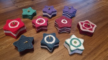 Häkeln plus Basteln, obwohl es schon ein wenig aufwendiger ist, es hat viel Freude gemacht.
Die Anleitung ist super verständlich. Mit Farbenkombi und noch nem 