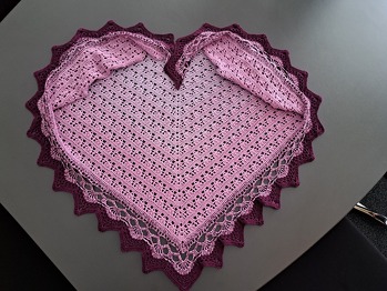 Gemacht aus Bobbel 'Tara' (erika-amethyst-vino) von Bobbel-Scheune. Die Anleitung ist sehr leicht verständlich und hat viel Spaß gemacht. Dieses Tuch werde ich auf jeden Fall noch in einer anderen Farbe häkeln.