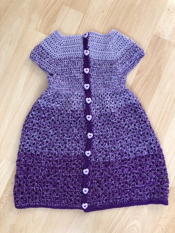 Schönes Kleidchen. Hab es in Größe 104 gehäkelt .
Anleitung gut verständlich.