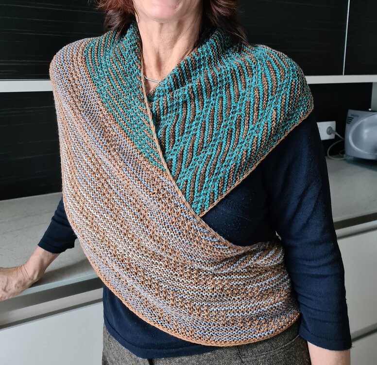 "Abgehoben 2.0" - Dreiecktuch gestrickt mit Hebemaschenmuster