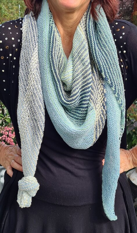 "Abgehoben 2.0" - Dreiecktuch gestrickt mit Hebemaschenmuster