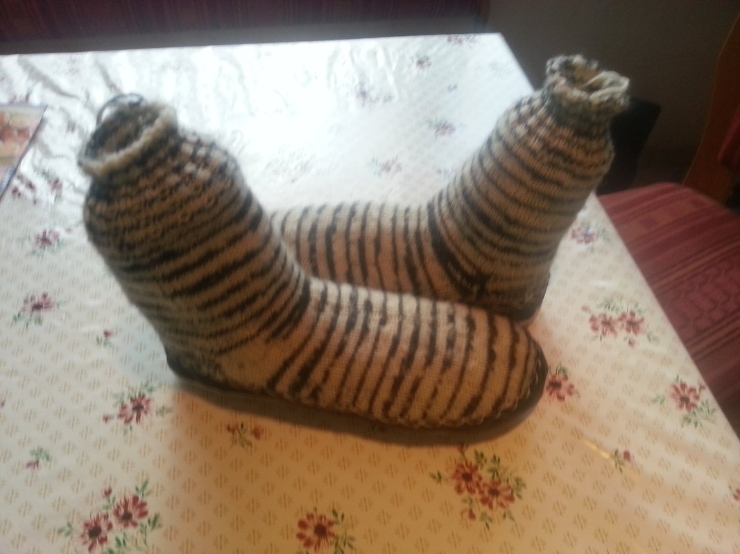 Warme und schnell gehäkelte Haussocken (Gr. 36-43) | Kostenlos