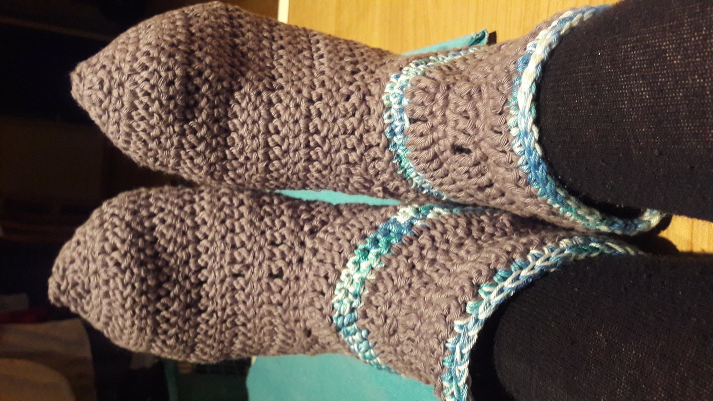 Warme und schnell gehäkelte Haussocken (Gr. 36-43) | Kostenlos