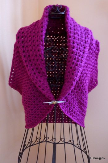 Die Häkelanleitung war sehr deutlich, mit viel Bildmaterial, wodurch es leicht war, dieses Teil zu häkeln.
Es fehlt nur eine Schleife, aber mit einer Spange oder Nadel sieht es genau so schön aus.
Lieben Gruß, Beierland.