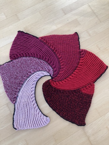 Dieses ist schnell zu einem meiner Lieblingstücher geworden! Es drapiert sich so schön um die Schultern! Gearbeitet habe ich mit einer 50/50 Merino/Acrylwolle (1450m) von Wolle1000 und Nadelstärke 4,5