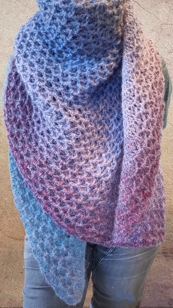 Eine tolle Anleitung, die ein schönes Muster zaubert❤️👌
Ich habe einen dreifädigen Bobbel mit Beilaufgarn verwendet, damit das Tuch schön kuschelig wird.
Maße 200 cm x 80 cm, verhäkelt habe ich 1300 m mit NS 5,5