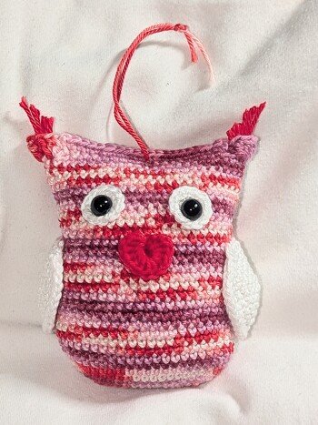 Ich habe die kleine 🦉 mit einem Farbverlaufsgarn gehäkelt, das hat ganz super geklappt und es ist ein tolles Farbspiel entstanden