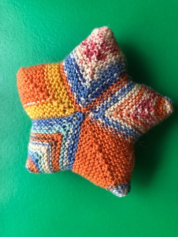 Mein erstes Sternchen aus Sockenwolle, Anschlag 33M, Verbrauch ca. 25g.
Sehr gute Anleitung!