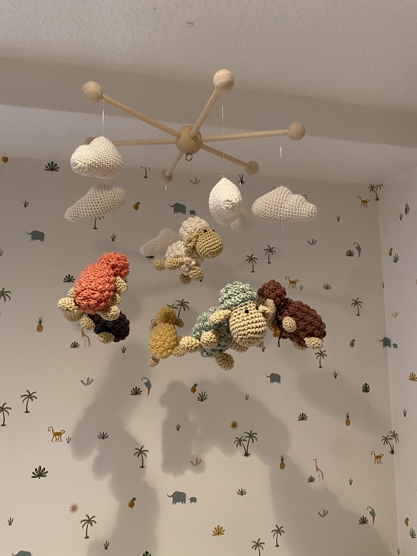 Baby-Mobile &#039;Flöckchen&#039; - bunte Schäfchen und Wolken häkeln