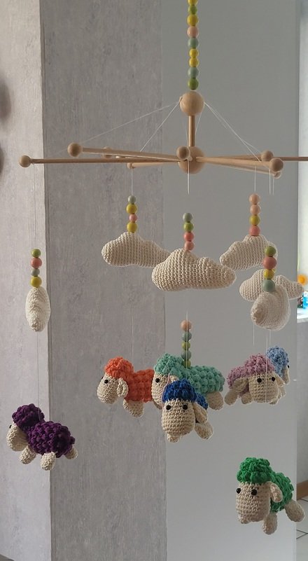 Baby-Mobile 'Flöckchen' - bunte Schäfchen und Wolken häkeln