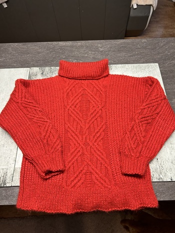 Guten Morgen,
der Pullover ist fertig ☺️. Vielleicht solltet ihr in der Strickanleitung erwähnen, dass in Reihe 41 und Reihe 1 beim wiederholten Stricken aus 2 re Maschen auf der Vorderseite (Zopfmuster) 2 li Maschen gestrickt werden.
Mit freundlichen Grüßen I. Schleicher