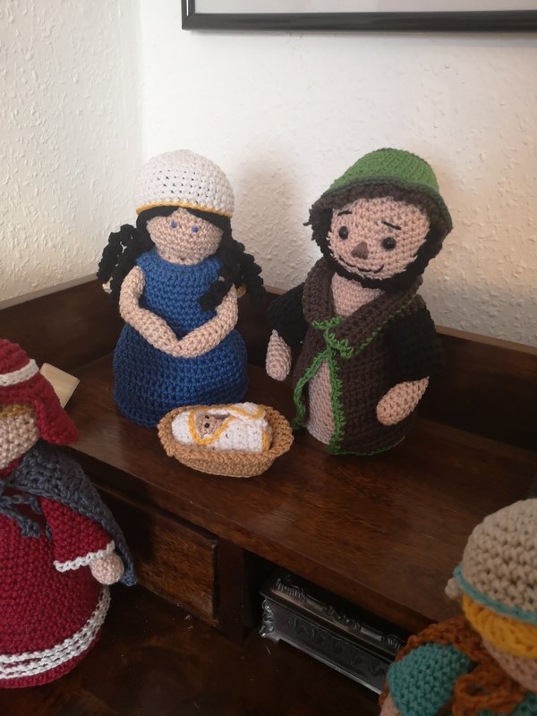 Krippenfiguren Maria Josef Jesuskind und Krippe